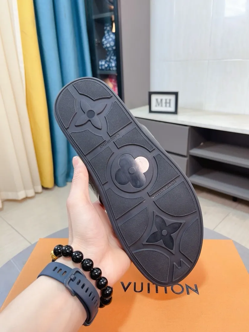Ex-factory price 320🌹🌹 (lv-Louis Vuitton) new men's sandals, high-end boutique, exquisite embossed logo decoration on the upper, fine workmanship, super soft soles, casual, loose and comfortable, a must-have in summer! \nsize：38-44